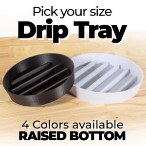 Puede incluir: Dos bandejas de goteo redondas, una negra y otra gris claro, con un fondo elevado con listones paralelos. El texto Pick your size Drip Tray y 4 Colors available RAISED BOTTOM está impreso en blanco y negro sobre y bajo las bandejas.