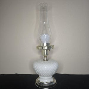 Lampe de table vintage style ouragan - Base en verre laiteux clouté - Interrupteur à 3 positions - 19" de haut