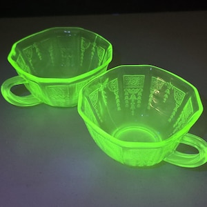 Può includere: Un set di tre tazze in ceramica con finitura opaca e macchiettata. Le tazze sono nei toni del crema, grigio chiaro e grigio scuro. Ogni tazza ha un design semplice e minimalista, perfetto per caffè o tè.