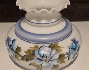 Pantalla de lámpara de huracán de vidrio opalino vintage, pintada a mano con flores azules, con borde ondulado, estilo Lo que el viento se llevó.