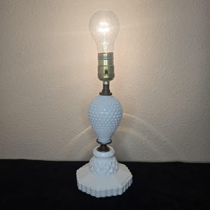 Vintage Hobnail Milchglas Tischlampe