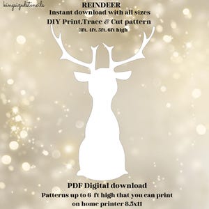 Könnte beinhalten: Weiße Rentier-Silhouette mit Geweih, ein DIY-Druck-, -Zeichen- und -Schnittmuster. Der digitale Download enthält Größen bis zu 183 cm hoch, druckbar auf A4-Papier. Der Text "REINDEER" und "kingsizedstencils" ist ebenfalls enthalten.