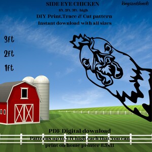 以下が含まれることがあります： テキスト付きの白黒のSide Eye Chickenステンシルデザイン。デザインには赤い納屋、サイロ、青い空を背景にした白いフェンスが含まれています。テキストは、パターンが最大91 cmのサイズで利用可能であることを示しています。