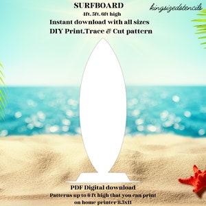 Puede incluir: Un patrón de tabla de surf imprimible para manualidades. El patrón está disponible en tamaños de 1,22 m, 1,52 m y 1,83 m de alto. La imagen muestra un contorno blanco de una tabla de surf sobre un fondo de playa.