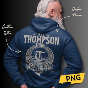 以下が含まれることがあります： 紺色のパーカー。白で「IT'S A THOMPSON THING」と書かれています。その下に、文字「T」と「YOU WOULDN'T UNDERSTAND」という言葉が入った円形のデザインがあります。カスタムデザインです。