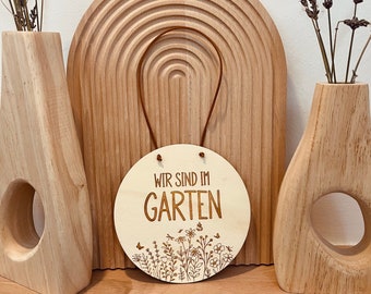 Wooden sign "We are in the garden" / "I am in the garden"