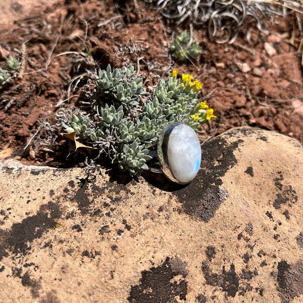 Bague pierre de lune taille 7,25 faite main en argent sterling, pierre de lune flash bleue, orfèvre artisanal, argent martelé, bague tendance