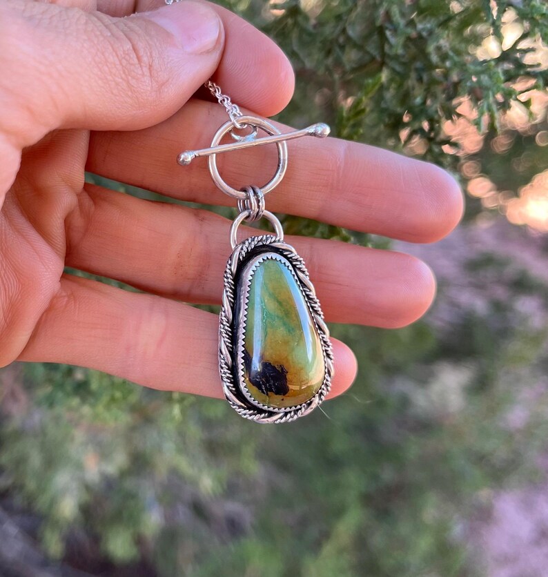 Green Turquoise Front Clasp Pendant Necklace Triple Twist Embellishment