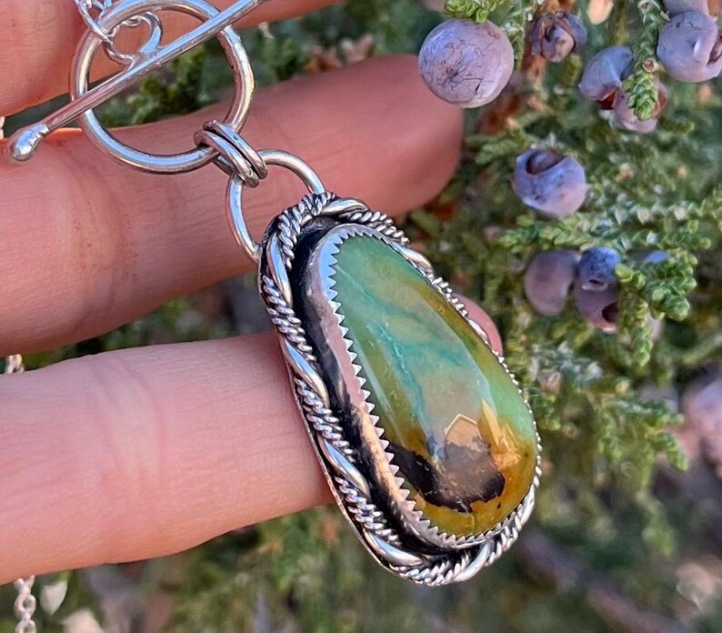 Green Turquoise Front Clasp Pendant Necklace Triple Twist Embellishment