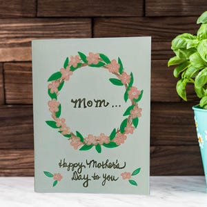 Cartão de Dia das Mães em aquarela feito à mão com envelope, cartão individual com guirlanda de flores, presente atencioso para a mãe, arte floral em branco por dentro
