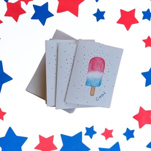 Ensemble de cartes de voeux patriotique fait main à l'aquarelle rouge, blanc et bleu, intérieur estival coloré pour notes, cadeaux et remerciements.