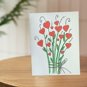 Ensemble de papeterie vierge intérieure avec bouquet de fleurs coeur rouge, aquarelle printanière pour cartes de voeux pour l'envoi de lettres, de cadeaux et de notes de remerciement