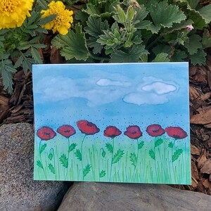 Conjunto de papelaria com paisagem de papoulas vermelhas em branco | Cartões de felicitações de aquarela com flores silvestres cênicas para enviar cartas, presentes e notas de agradecimento