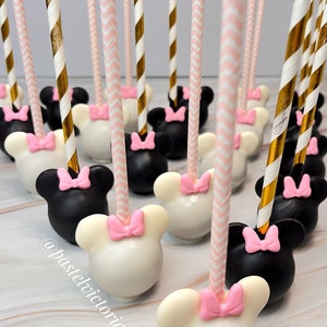 Cake pops z motywem Myszki Minnie Cake pops z motywem Myszki Minnie, desery stołowe, upominki na przyjęcia, precle, cake pops, smakołyki,