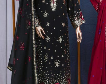 Traje pakistaní de gasa, camisa y pantalón con bordado Sitara, escote bordado, dupatta floral con borde.