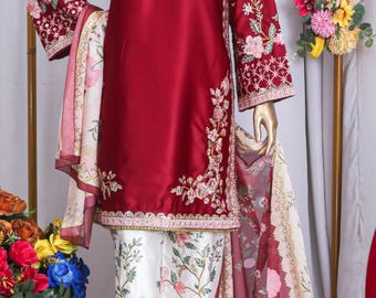 Traje pakistaní de seda, camisa y pantalón bordados con dupatta de gasa estampada.