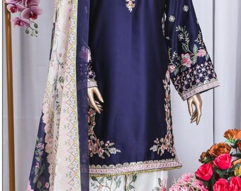 Traje pakistaní de seda, camisa y pantalón bordados con dupatta de gasa estampada.