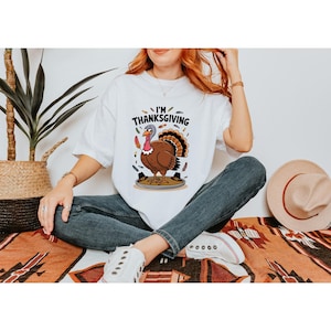 Comfort Colors®「I’m Thanksgiving Turkey」Tシャツ、おもしろサンクスギビングTシャツ、漫画のターキーTシャツ、秋のホリデーユーモアシャツ、サンクスギビングギフト