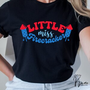 Little Miss Firecracker Svg, archivo cortado del 4 de julio, diseño para el 4 de julio, divertido petardo svg para camisa, descarga digital