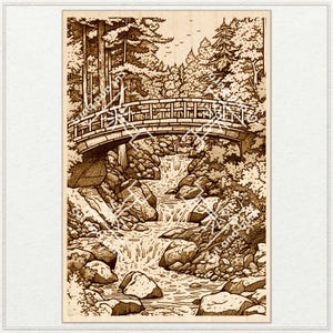 Op de afbeelding: Een zwart-witte lijntekening van een houten brug over een stromende beek in een bos. De brug heeft een leuning en is gemaakt van houten planken. De beek stroomt over rotsen en er zijn bomen aan beide kanten van de beek.