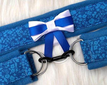 Fleece Gefütterte Petplay Halsband & Manschetten Set - Blauer floraler D-Ring Choker