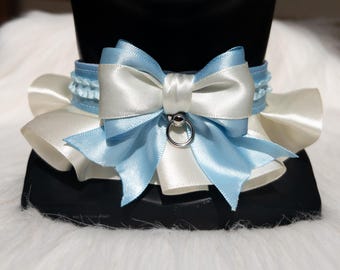 Satin Petplay Halsband - Blau & Creme Schleife, verstellbarer D-Ring Choker