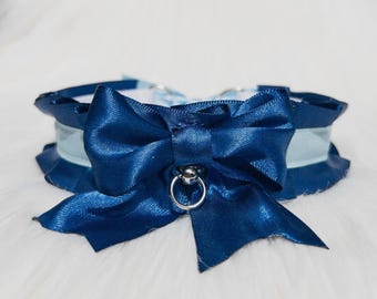 Satin Petplay Halsband - Welpen oder Kätzchen Spiel Halsband, D-Ring Choker, Verstellbares Bondage Halsband, Süßes Kink Blaues Accessoire von PawXCore