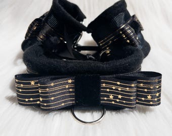 Fleece Gefüttertes Petplay Halsband & Manschetten Set - Schwarze Sterne, verstellbar
