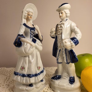 Blaues und weißes viktorianisches Paar Porzellanfiguren, handbemalt, hergestellt in Taiwan