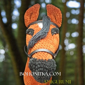 Bay Hobby Horse Amigurumi-Muster Bohonitka, englische Version