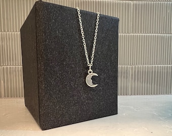 Moon Wire Chain Necklace