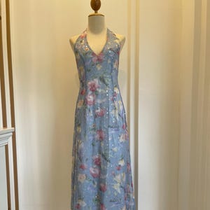 Vintage Jessica McClintock halter bloemen galajurk – blauwe transparante tuinfeestjurk met lovertjes – avondjurk met open rug – elegante stijl jaren 90