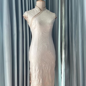 Vintage White Brocade Cheongsam Dress | mandarin collar | Silk-Blend Qipao with Gold Trim | Cap Sleeve Slit Midi | Size S