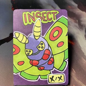 Ficha de insecto de Pokémon Dustox dibujada a mano de Magic: The Gathering / Carta con arte personalizado de MTG / Compatible con fundas estándar