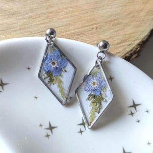 忘れな草樹脂製イヤリング、本物の押し花スタッド、ボタニカルジュエリー、ハンドメイドの花のイヤリング、女性への自然にインスパイアされたギフト