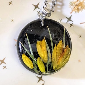 Schmuck aus gepressten Wildblumen: Anhänger aus echtem Stechginsterharz, handgefertigte botanische Halskette