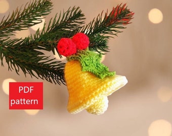 Cloche de Noël dorée au crochet avec fruits rouges, jouet pour bébé, jouet amigurumi au crochet, motif vacances d'hiver, décoration d'arbre de Noël