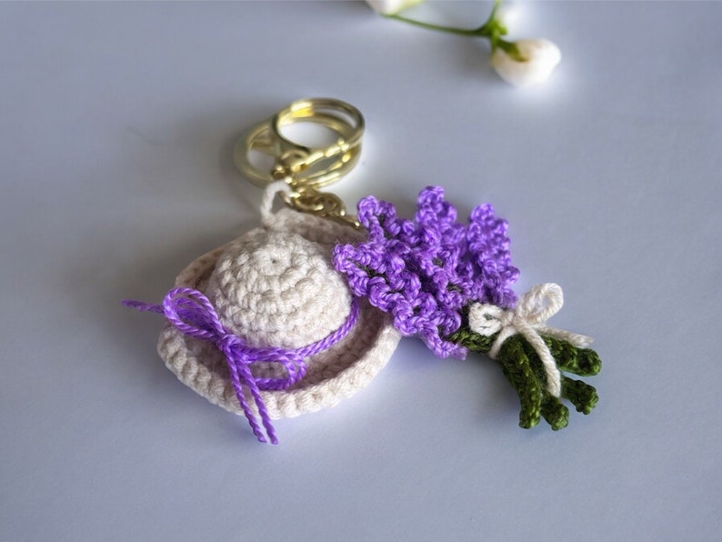 Porte-clés fleur au crochet motif lavande Provence et chapeau DIY printemps été amigurumi facile motif cadeau fête des mères bouquet lavande image 2