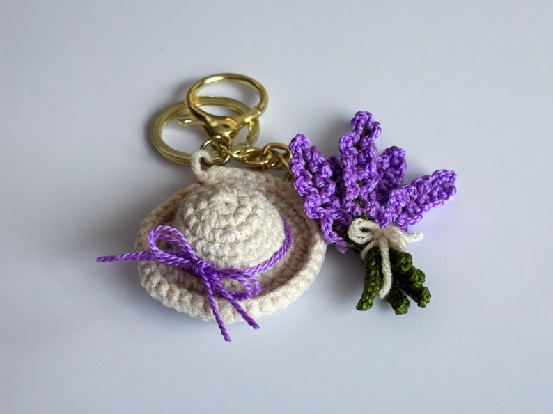 Porte-clés fleur au crochet motif lavande Provence et chapeau DIY printemps été amigurumi facile motif cadeau fête des mères bouquet lavande image 4