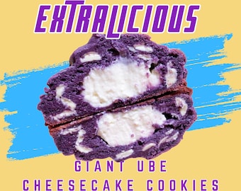 Puede incluir: Primer plano de una galleta gigante de queso de ube, cortada por la mitad para revelar el relleno cremoso de queso blanco. La galleta es de color morado oscuro y tiene chispas de chocolate blanco en todo. El texto "EXTRALUCIOUS" está en letras moradas en la parte superior de la imagen, y el texto "GIANT UBE CHEESECAKE COOKIES" está en la parte inferior.
