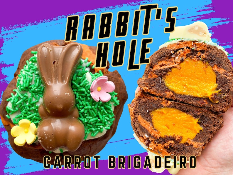 Pode incluir: Close-up de uma sobremesa de chocolate com um coelho de chocolate, granulado verde e uma flor rosa. A sobremesa &eacute; cortada ao meio, revelando um recheio laranja. O texto na imagem diz "Rabbit's Hole Carrot Brigadeiro."