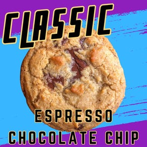 Op de afbeelding: Een close-up van een grote, goudbruine chocolade chip cookie met een chocolade vulling. De cookie is gelabeld "CLASSIC ESPRESSO CHOCOLATE CHIP".