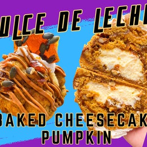 Könnte beinhalten: Zwei Scheiben Kürbis-Käsekuchen mit dem Text "DULCE DE LECHE" und "BAKED CHEESECAKE PUMPKIN" auf einem lila und blauen Hintergrund. Der Käsekuchen ist mit Schlagsahne, Kürbiskernen und einem Stück kandiertem Kürbis belegt.