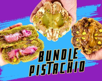 Puede incluir: Imagen de tres pasteles con sabor a pistacho. Uno está cortado por la mitad, revelando un relleno rosa. Los otros dos están enteros, con tonos verdes y marrones, y un relleno color caramelo. Se muestra el texto "BUNDLE PISTACHIO".