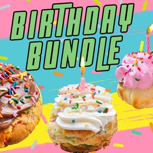 Puede incluir: Tres galletas con temática de cumpleaños con chispas y glaseado de colores. Las galletas están cubiertas con glaseado de chocolate, glaseado blanco y glaseado rosa. Las galletas están dispuestas sobre un fondo colorido con el texto "Birthday Bundle" en letras verdes.