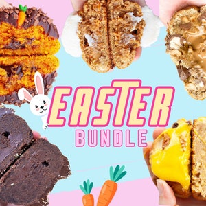 Può includere: Una collezione di cinque sandwich di biscotti a tema pasquale. I biscotti sono decorati con cioccolato, granella e glassa. Le farciture includono cioccolato, burro di arachidi e vaniglia. I biscotti sono disposti in un cerchio attorno al testo "EASTER BUNDLE".
