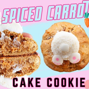 Op de afbeelding: Twee gekruide worteltaartkoekjes, een met witte frosting en de andere versierd met een wit konijn met roze oren en pootjes. De koekjes zijn op een roze en blauwe achtergrond met de tekst "SPICED CARROT CAKE COOKIE".