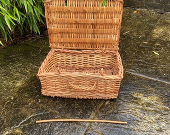 Small vintage picnic basket with handle for two, storage / hamper / gift basket - great condition - 38cm x 27cm x 17cm