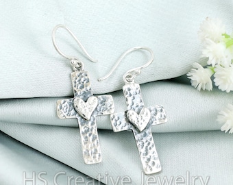 Pendiente de cruz con corazón y textura rústica: joyería religiosa hecha a mano en plata de ley 925.
