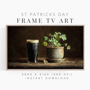 Könnte beinhalten: Digitaler Kunstdruck für Frame TV mit einem Pint dunklem Bier und einem Topf mit Kleeblättern. Der Text lautet "ST PATRICKS DAY FRAME TV ART" und "INSTANT DOWNLOAD". Das Bild hat eine rustikale Ästhetik.